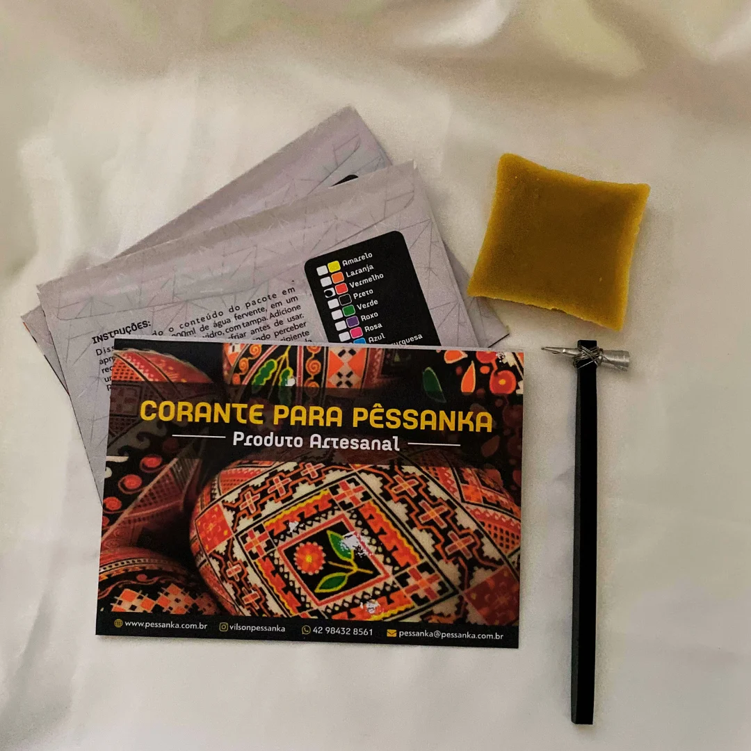 O kit que chega na sua casa: corantes para pêssanka, bloco de cera de abelha e kistka